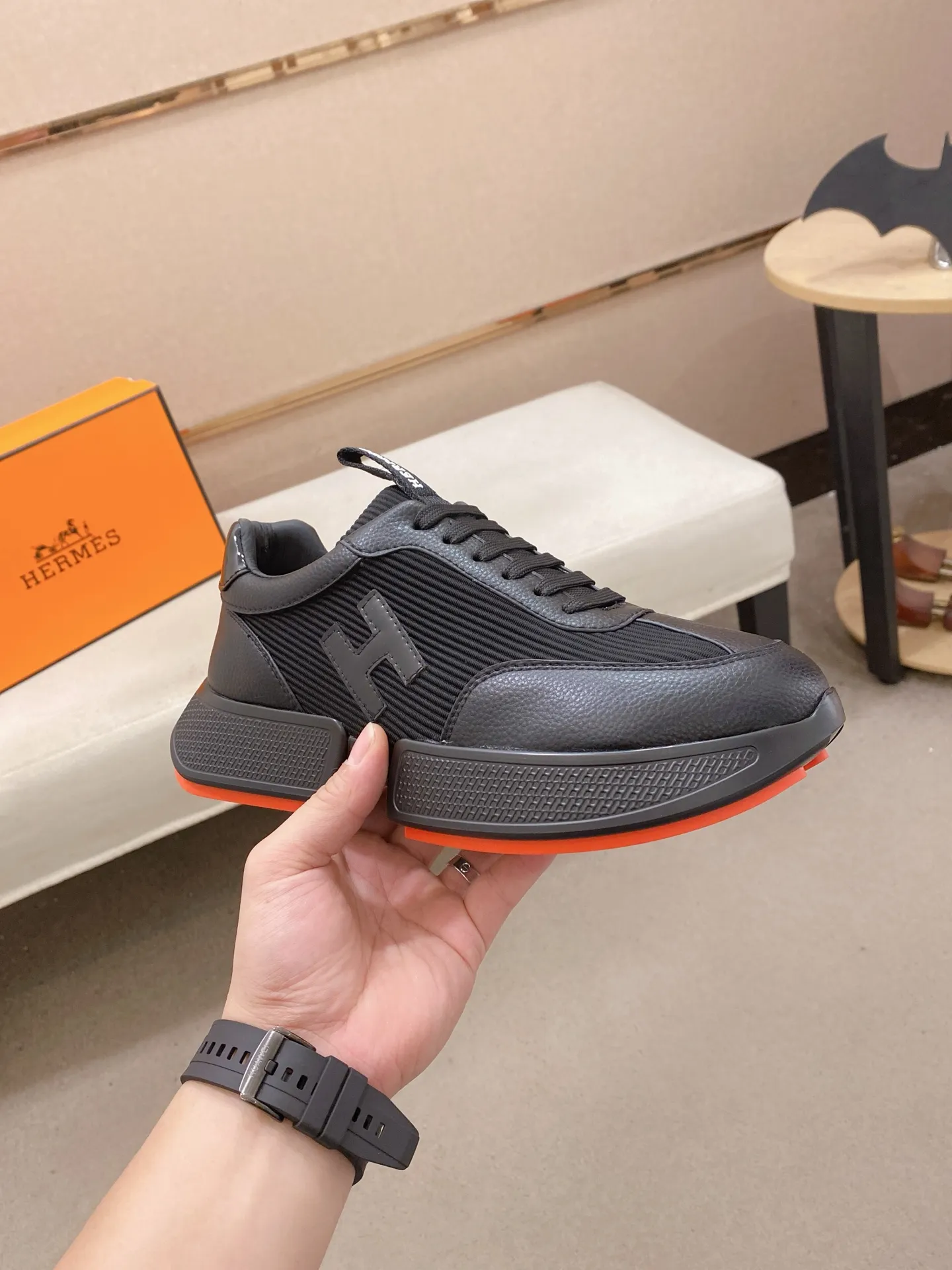 Ex-factory price: 460💰《HERMES》【Classic original single version】Hermès; top 🔝purchasing agent🔍🔍men's latest 🇺🇸 counter sales simultaneously, imported from Italy original ▲▲cowhide ▲▲ (high-end, nobility, class) ) Exquisite workmanship (Italian 🇮🇹 imported water-dyed 🐂 cowhide lining) sole: original sole provided by the original factory, ⚠️exclusive double-layer activity·TPR·rubber·combined molded outsole; super comfortable·wear-resistant·non-slip·environmental protection The real thing is more beautiful if you take the real thing (high quality, follow the order). You can enter and exit the counter at will * Number of yards: 38-44 (45 can be customized and cannot be returned or exchanged)